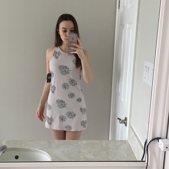 Pink floral patterned dress with open back. - Picture 3 of 4